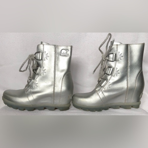 Sorel X Disney Frozen Joan of Arctic Silver Leather Wedge Boots. Girl’s Size 3 - Picture 5 of 11